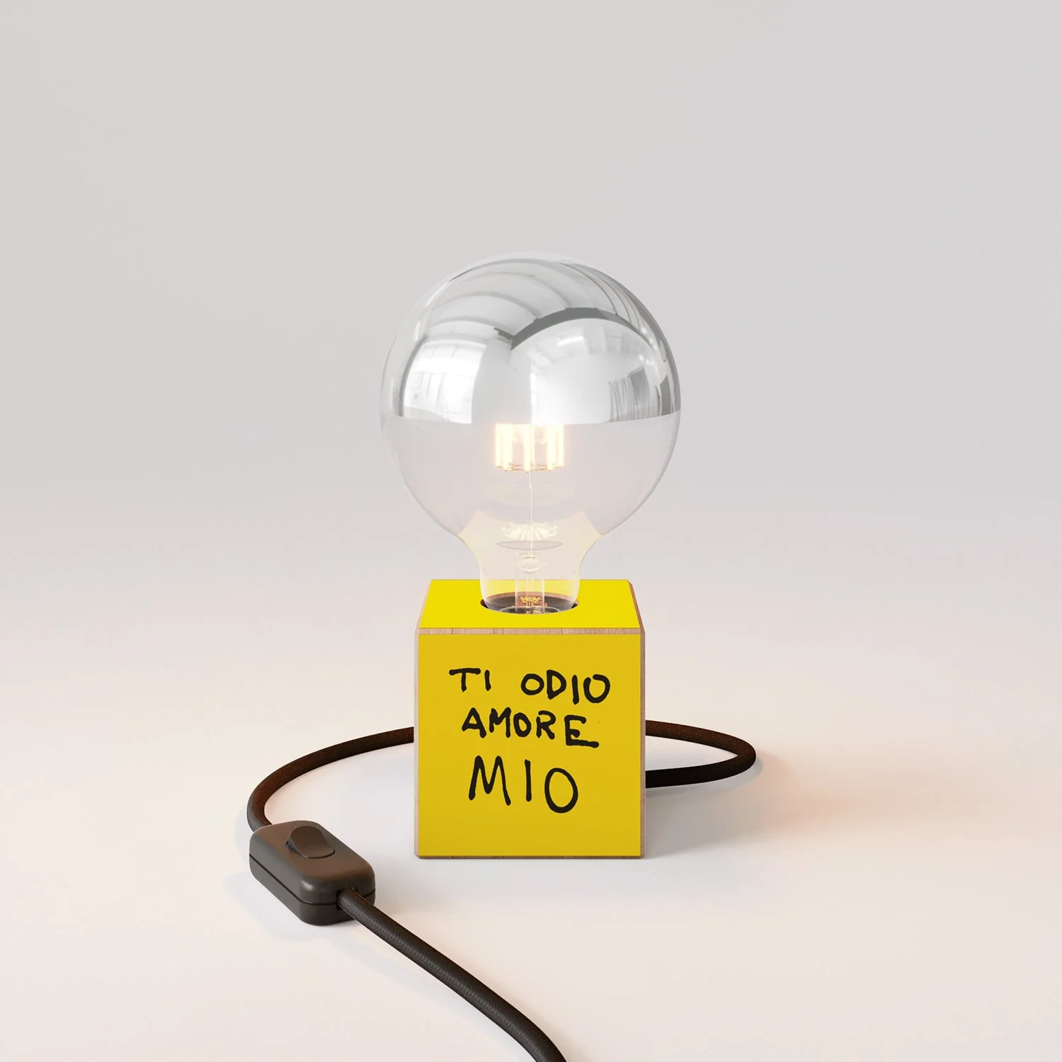 Tischlampe Cubetto „Ti odio amore mio“ mit englischem Stecker und Glühbirnen-Globe, halbverspiegelte Silberkugel - Santomanifesto - Image 4