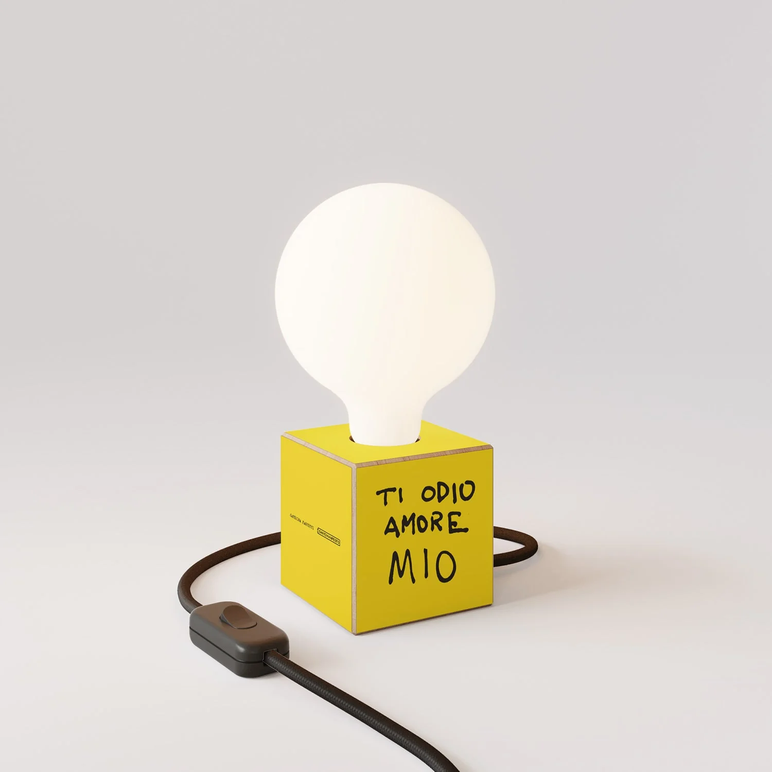 Tischleuchte Cubetto „Ti odio amore mio“ mit englischem Stecker und Globus-Glühbirne, Porzellan-Effekt - Santomanifesto