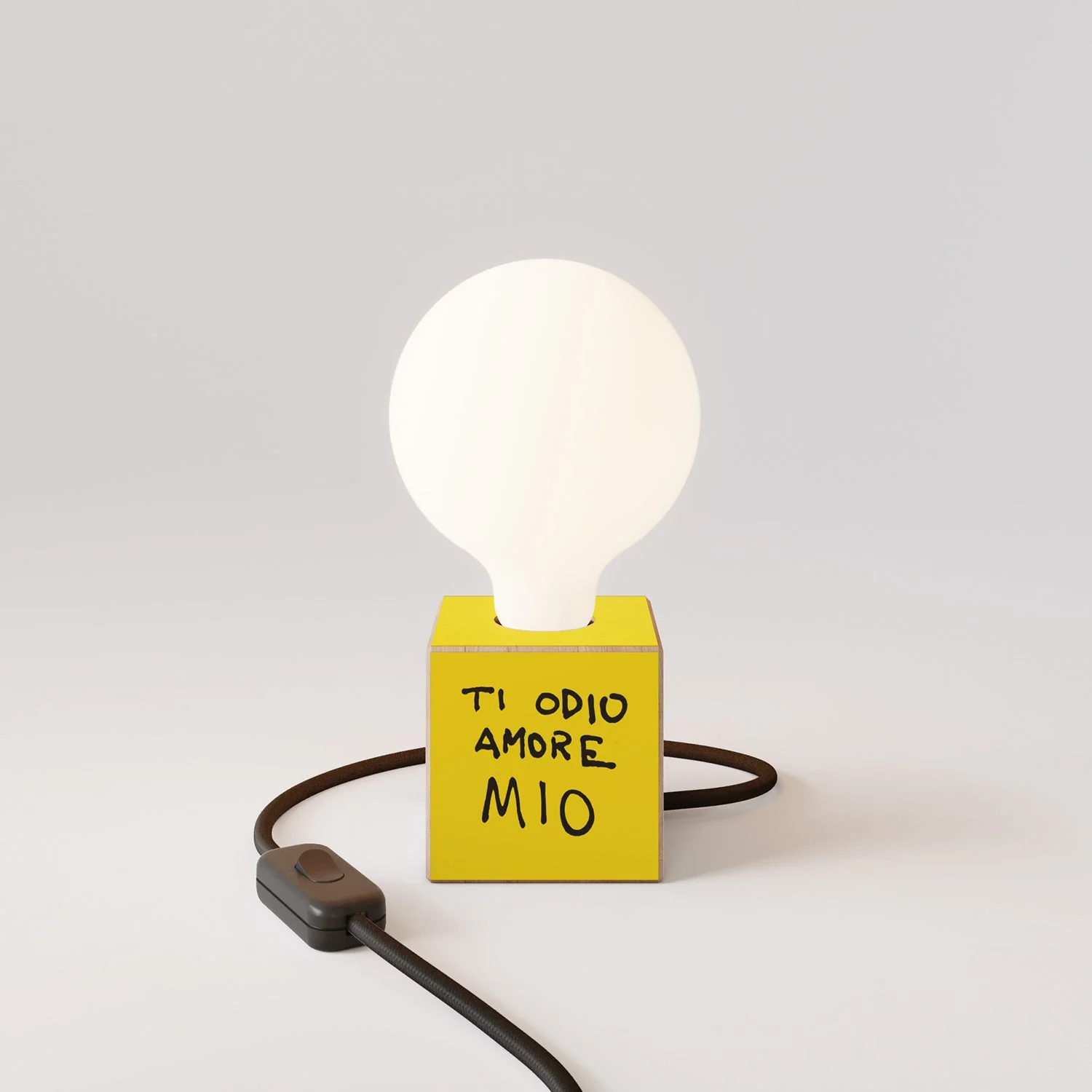 Tischleuchte Cubetto „Ti odio amore mio“ mit englischem Stecker und Globus-Glühbirne, Porzellan-Effekt - Santomanifesto - Image 4
