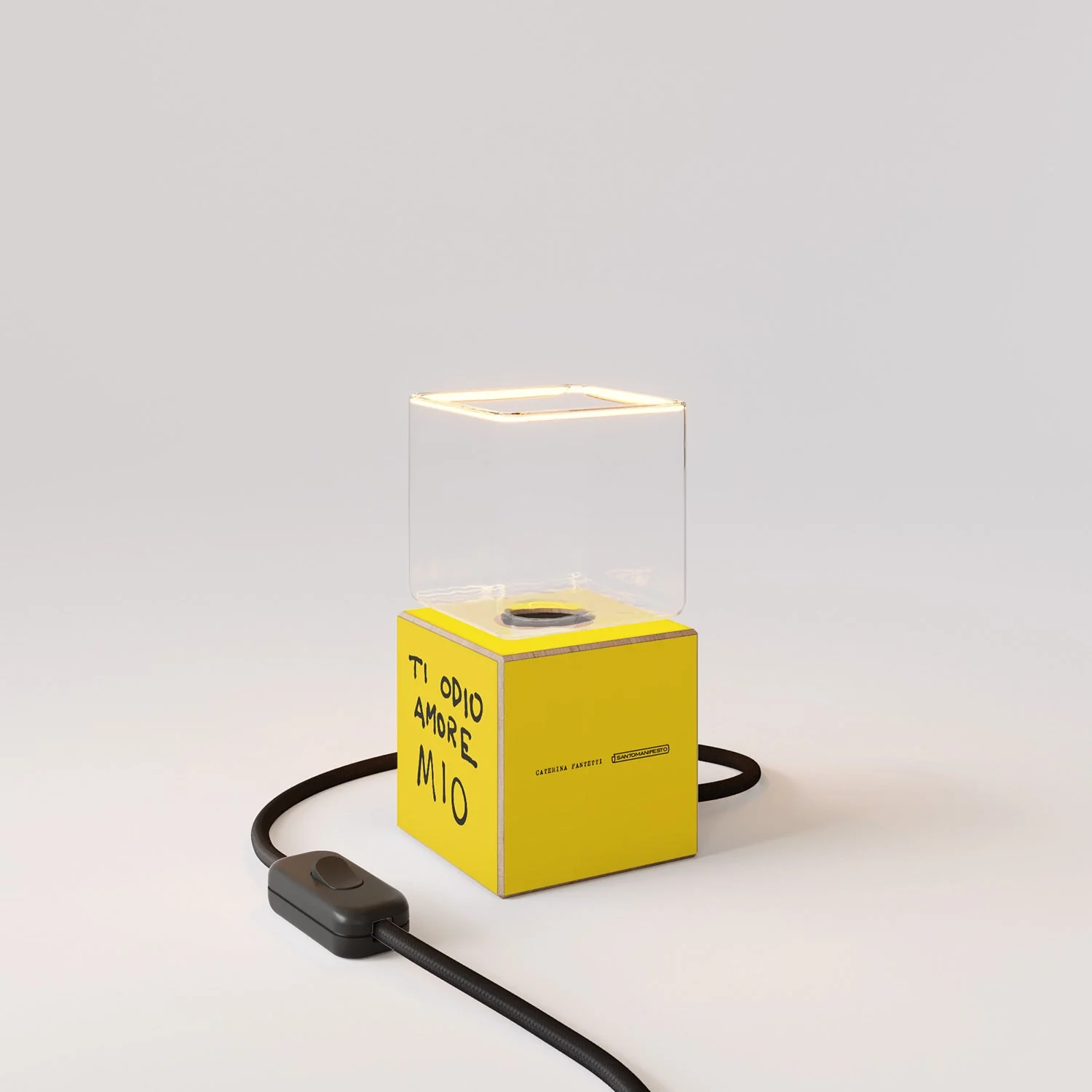 Tischlampe Cubetto „Ti odio amore mio“ mit englischem Stecker und Ghost-Glühbirne – Santomanifesto