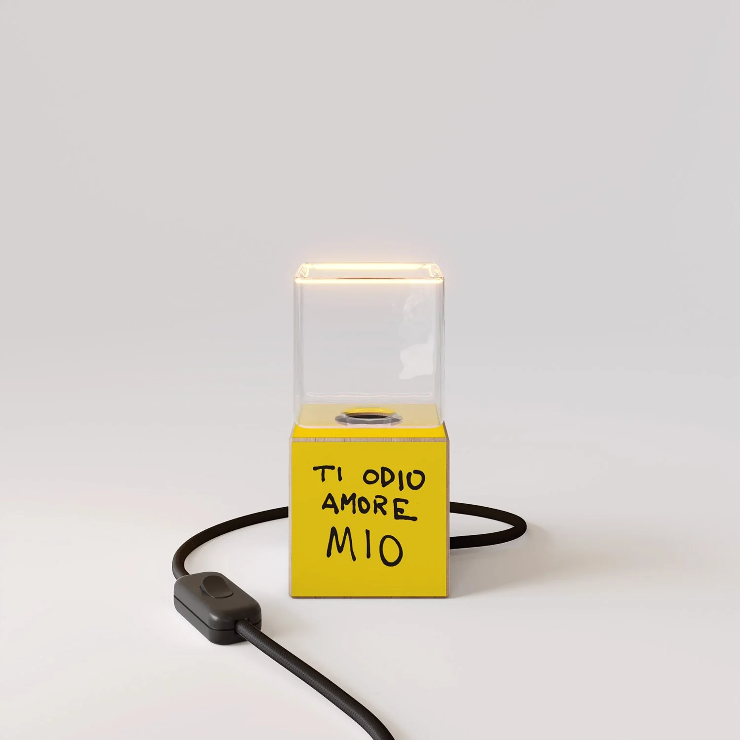 Tischlampe Cubetto „Ti odio amore mio“ mit englischem Stecker und Ghost-Glühbirne – Santomanifesto - Image 5