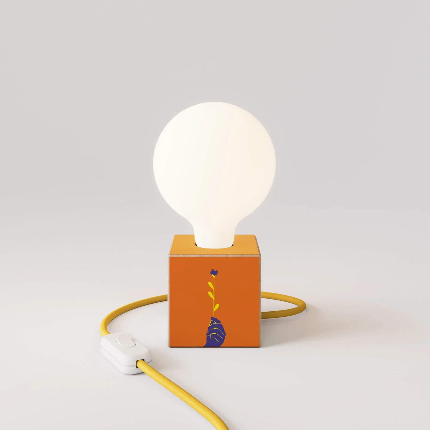 Tischlampe Cubetto „Può nascere un fiore“ mit englischem Stecker und Glühbirne in Globusform mit Porzellan-Effekt – Santomanifesto - Image 4
