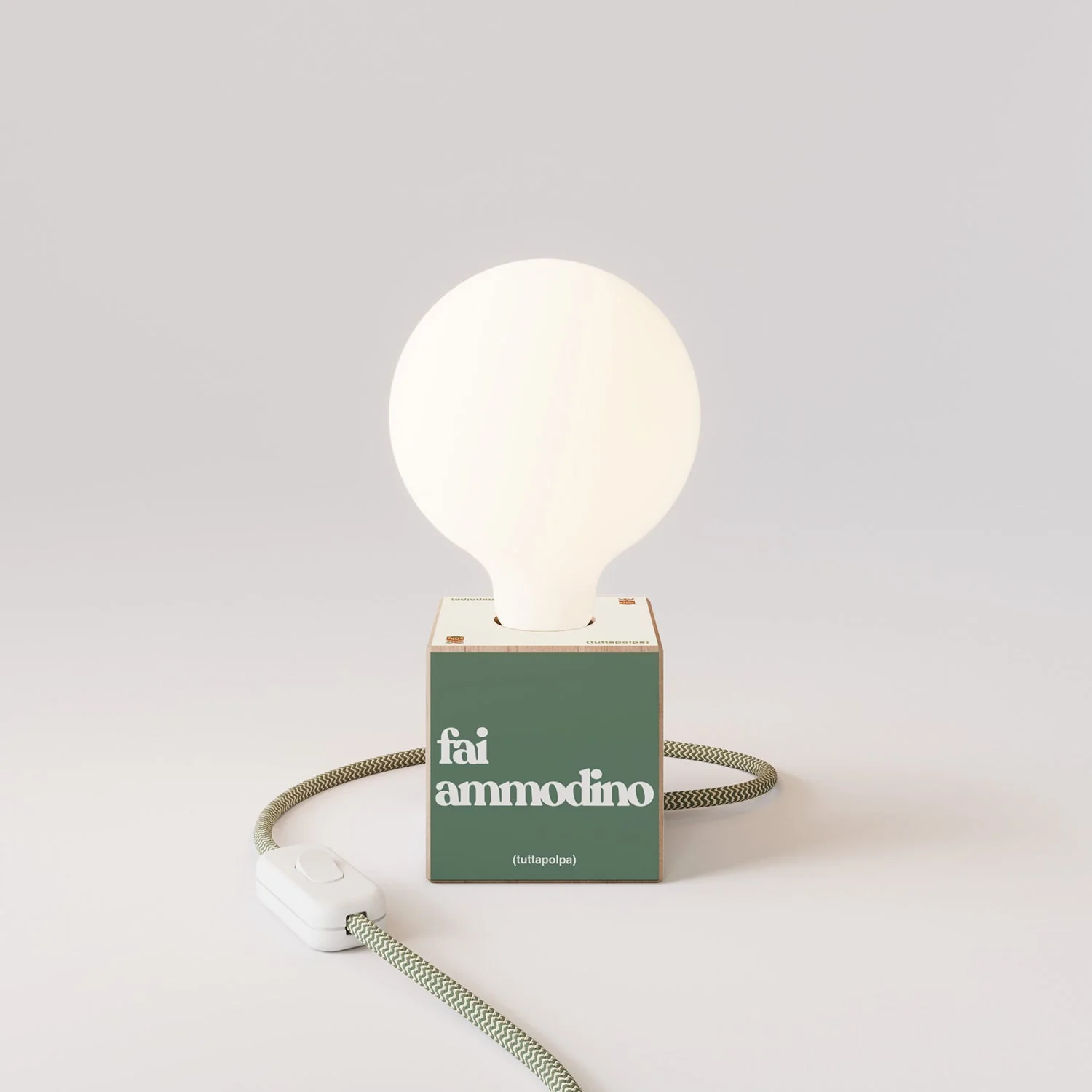 Tischlampe Cubetto „Fai ammodino“ mit globeförmiger Glühbirne in Porzellanoptik – Tuttapolpa - Image 4