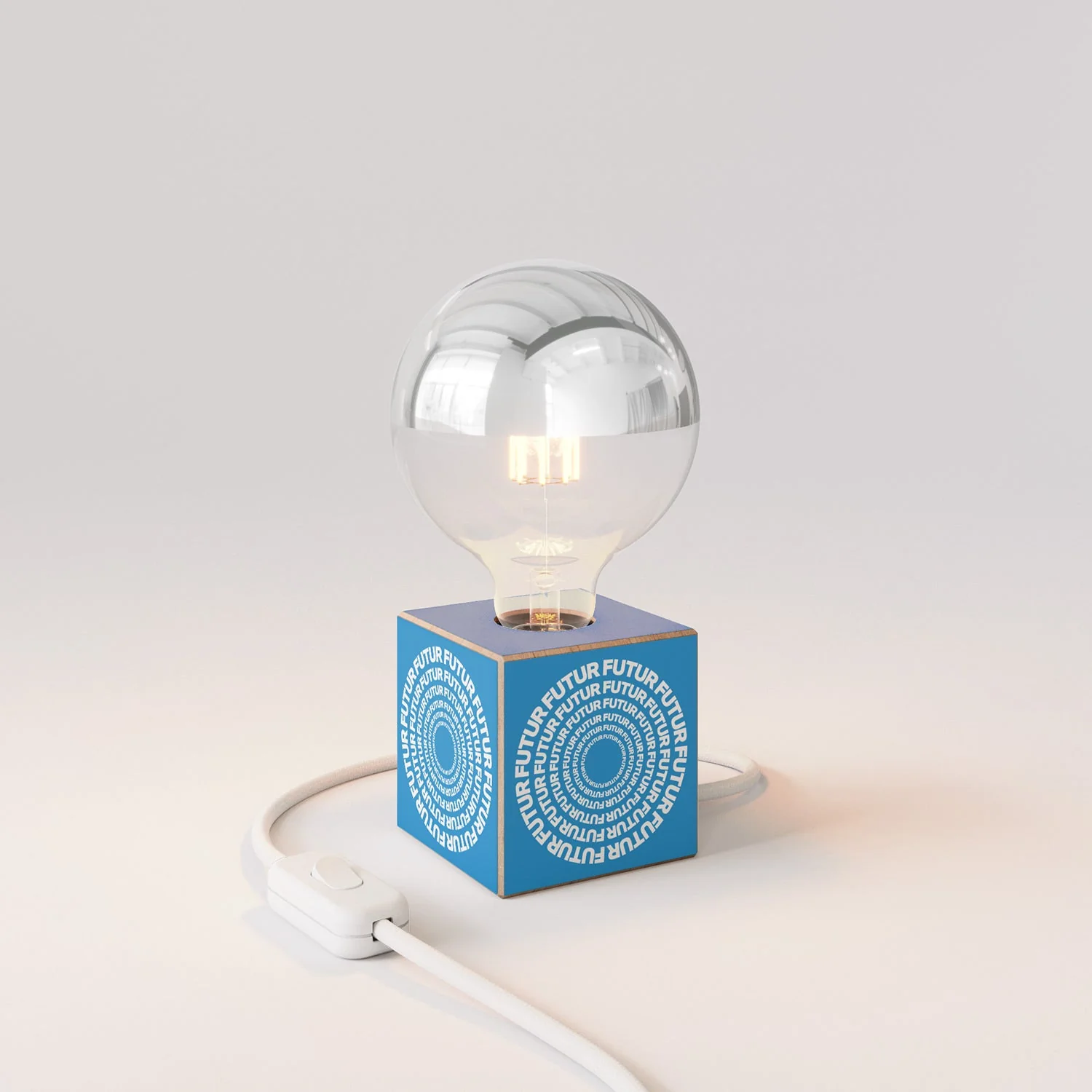 Tischleuchte Cubetto „Futur“ mit englischem Stecker und Globus-Glühbirne, halbversilberte Kugel - Futur Festival
