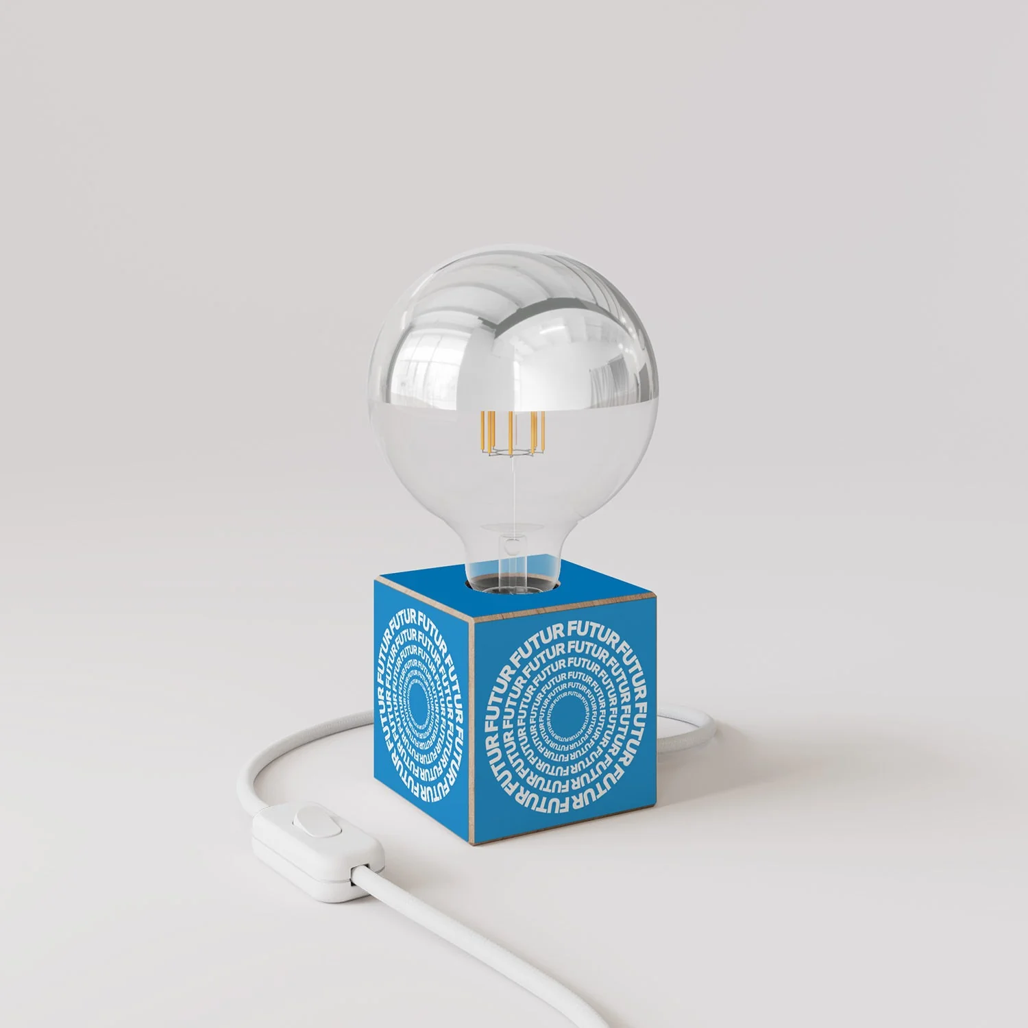 Tischleuchte Cubetto „Futur“ mit englischem Stecker und Globus-Glühbirne, halbversilberte Kugel - Futur Festival - Image 3