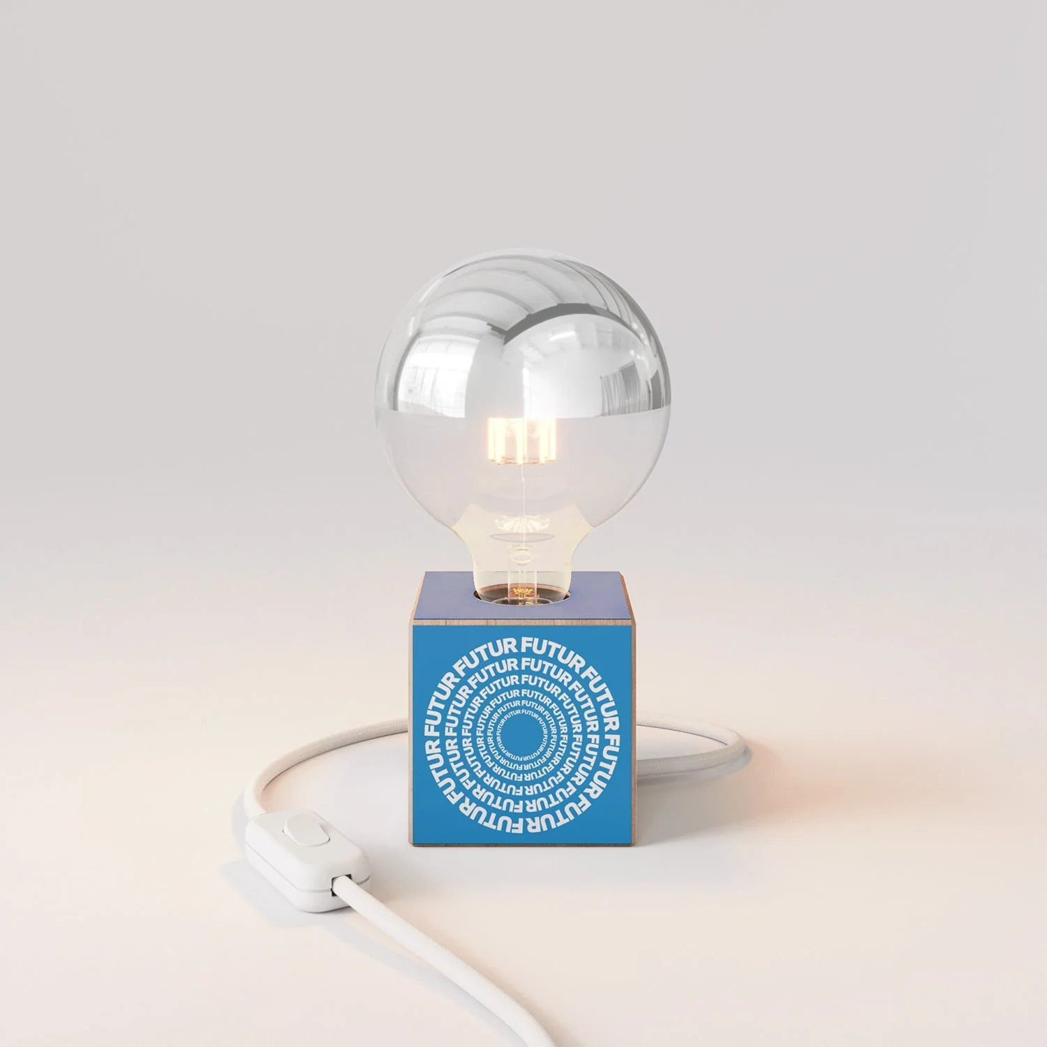 Tischleuchte Cubetto „Futur“ mit englischem Stecker und Globus-Glühbirne, halbversilberte Kugel - Futur Festival - Image 4