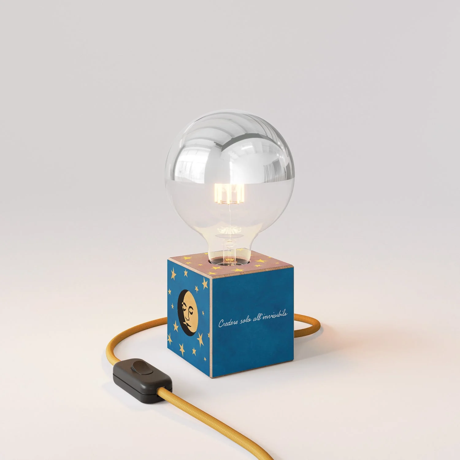 Tischlampe Cubetto „La luna“ mit englischem Stecker und globeförmiger Glühbirne, halbversilbert – Santomanifesto