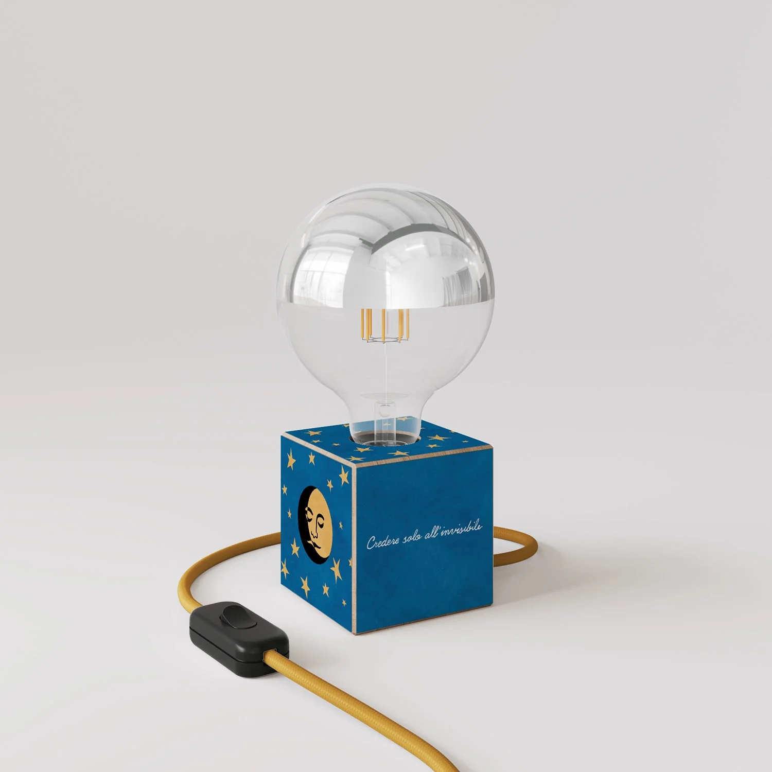Tischlampe Cubetto „La luna“ mit englischem Stecker und globeförmiger Glühbirne, halbversilbert – Santomanifesto - Image 3