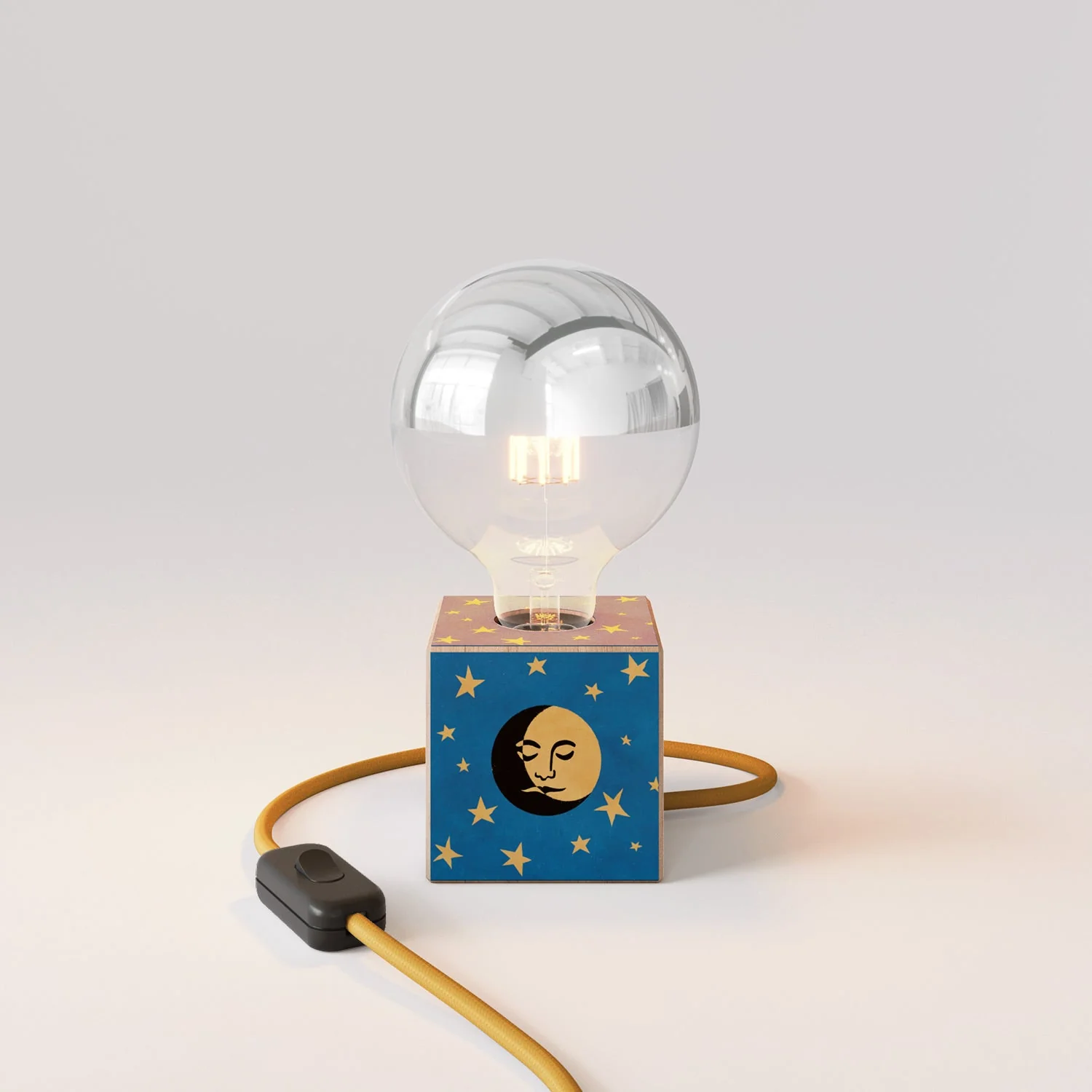 Tischlampe Cubetto „La luna“ mit englischem Stecker und globeförmiger Glühbirne, halbversilbert – Santomanifesto - Image 4
