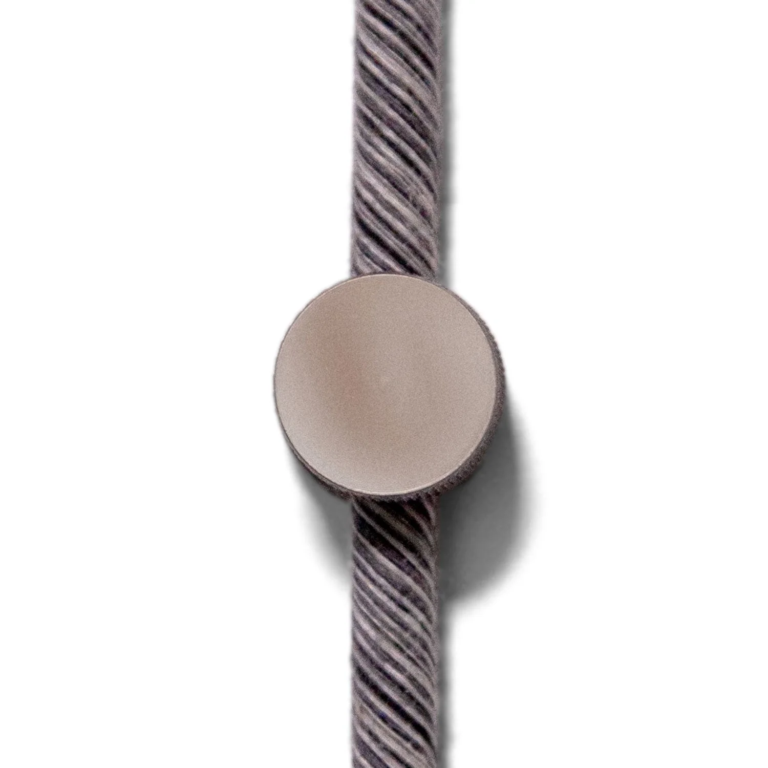 Sarè – Wandbefestigung, Kabeldurchführung aus Metall für Textilkabel – Satiniertes Titan - Image 4