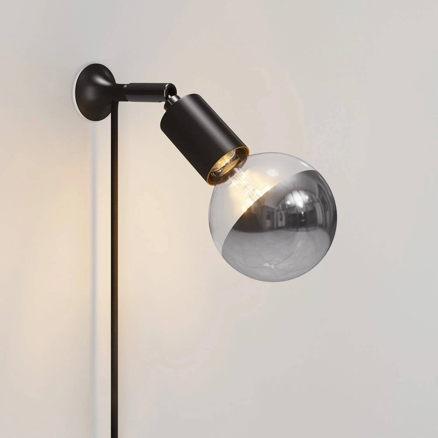 Wandleuchte MAG-Y mit Gelenk, Halbkugel-Lampe und UK-Stecker – Schwarz