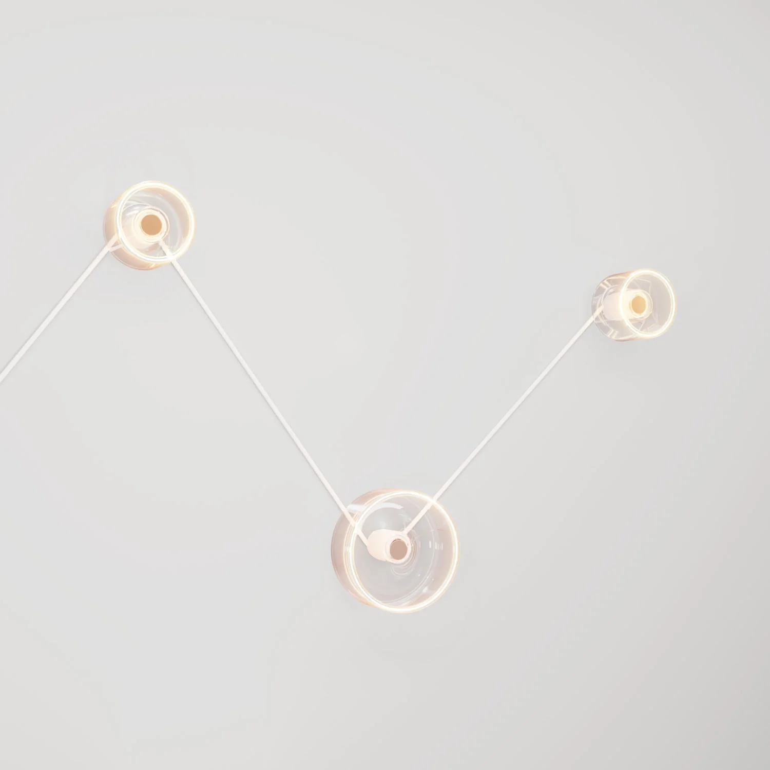 Wandleuchte Spostaluce mit 3 Ghost-Glühbirnen und weißem Kabel