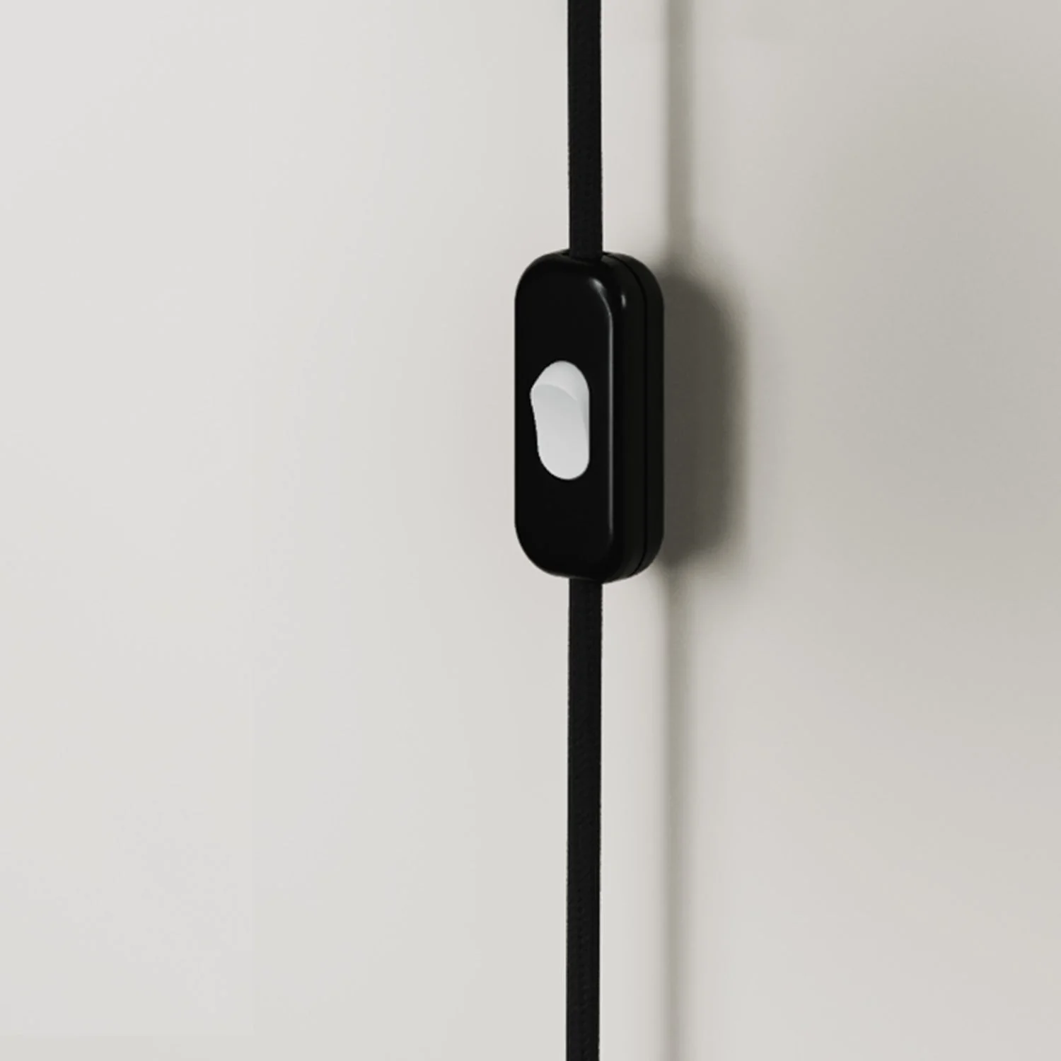 Wandleuchte aus Metall mit zweipoligem Stecker – Schwarz - Image 3