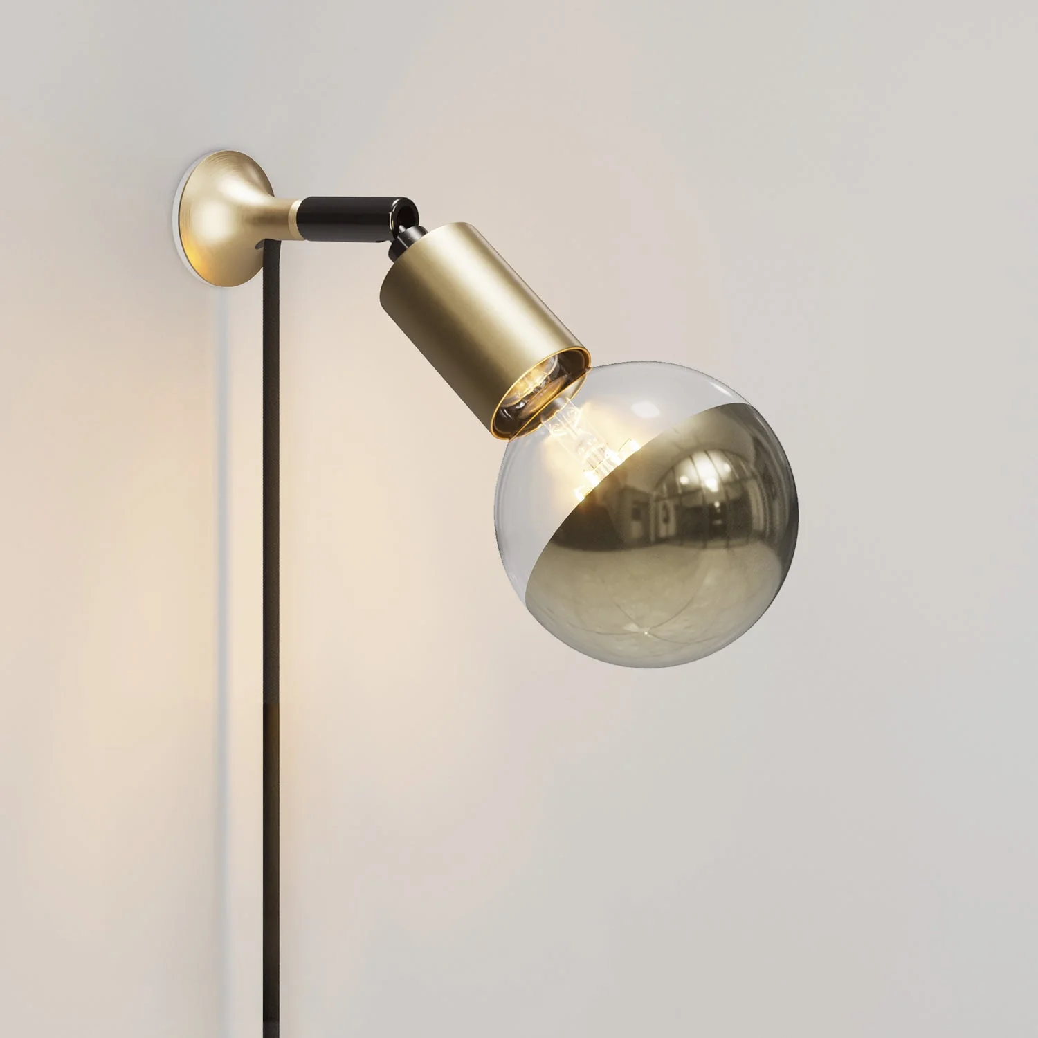 Wandleuchte MAG-Y mit Gelenk, Halbkugellampe und UK-Stecker – Satin-Bronze