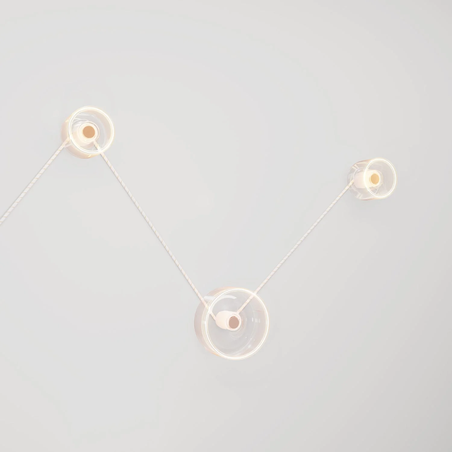 Wandleuchte Spostaluce mit 3 Ghost-Leuchtmitteln und weiß-goldenem Kabel