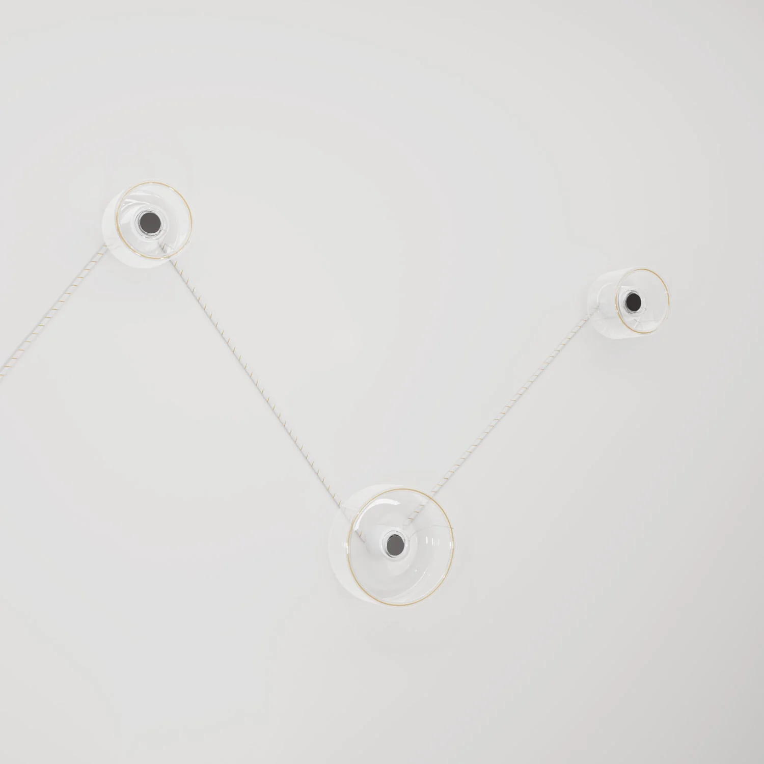 Wandleuchte Spostaluce mit 3 Ghost-Leuchtmitteln und weiß-goldenem Kabel - Image 3